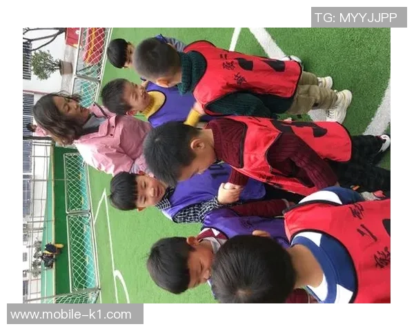 泥地足球宝贝的成长之路与梦想追逐的精彩瞬间